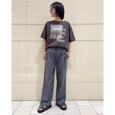 1枚で着映えする箔プリントTシャツ✨️