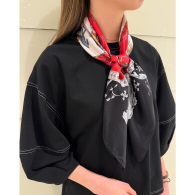 シンプルな装いにお洒落なスカーフでポイント使い🧣✨