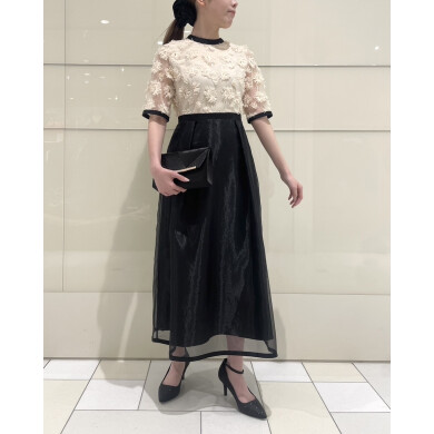 3D刺繍レースとオーガンジースカートの、配色合わせが印象的なドレス👗✨