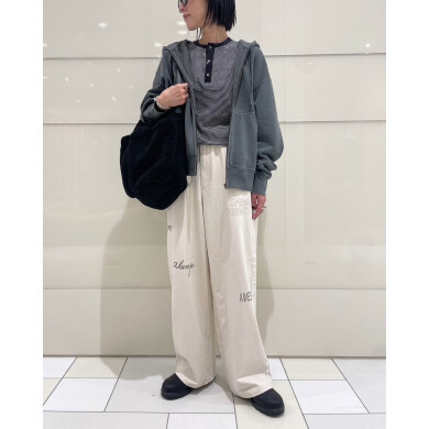 パーカー×ロゴ入りチノパンでカジュアルコーデ✨️