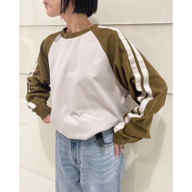 袖ラインが目を惹くラグラントップス✨️