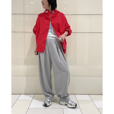 鮮やかなレッドが目を惹くフード付きジップアップブルゾン❤️