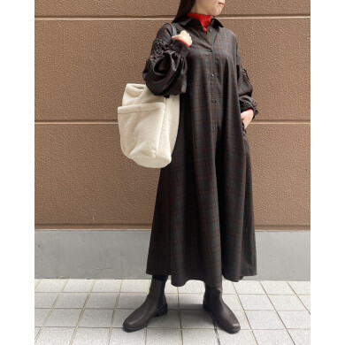 肩のスモッキングデザインが魅力のチェックワンピース👗✨️