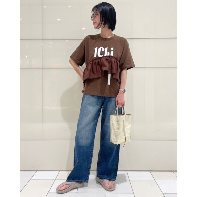 ブランドロゴに重なったフリルが目を惹くTシャツ✨