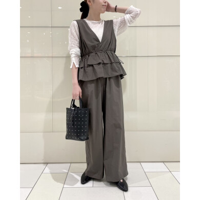 一枚で様になるペプラムデザインオールインワン✨️