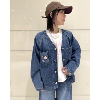 胸ポケットの缶バッジが目を惹くノーカラーワークシャツが入荷✨️  