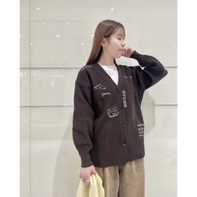 ロゴ刺繍が目を惹くVネックニットカーディガン✨