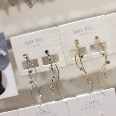 完成品アクセサリーに新しい仲間が入っています! ~樹脂イヤリング編~
