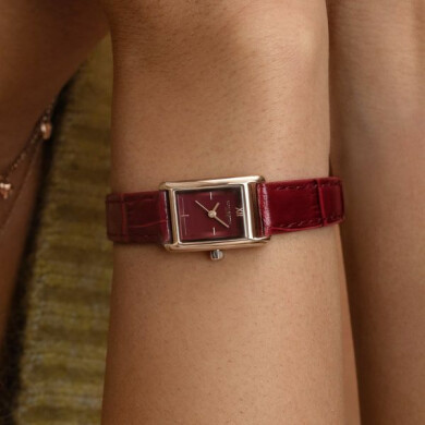 【OLIVIABURTON｜オリビアバートン】赤を魅せます