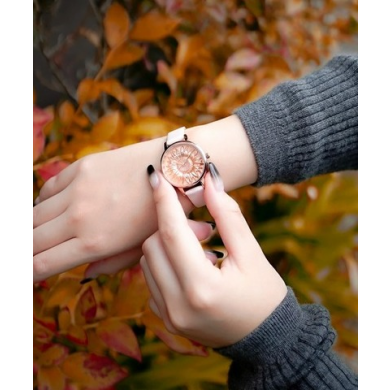 【OLIVIABURTON｜オリビアバートン】手元に一輪の花を咲かせます。