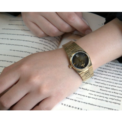 【Vivian Westwood|ビビアンウエストウッド】ゴールドが煌びやかに彩ります