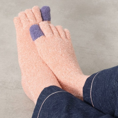 指先までポカポカ! モコモコ5本指ルームソックスで足元から暖かく