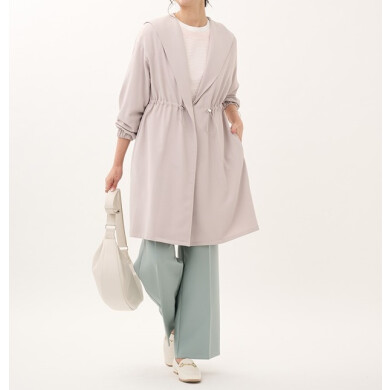 カーディガン感覚で季節の変わり目に重宝する、ガウンライクなハーフコート