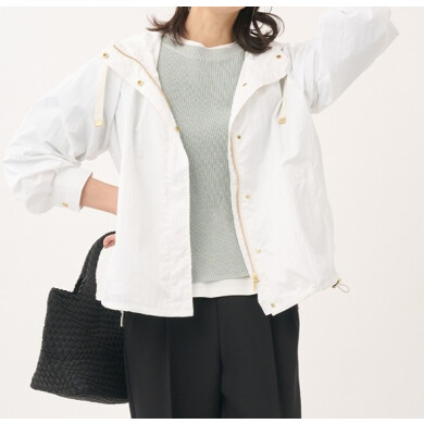 軽やか素材ときれいめデザインを組み合わせた、春のフードジャケット