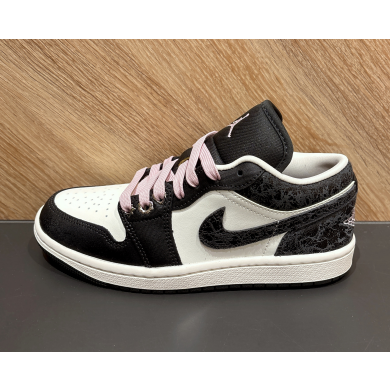 【NIKE】W AIR JORDAN 1 LOW SE