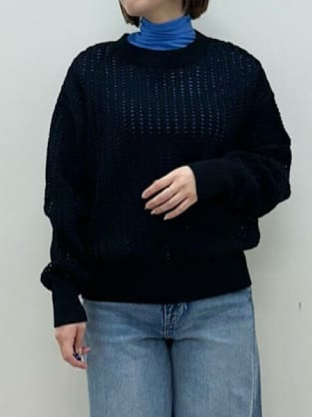 ざっくりメッシュ編みが目を惹く一着