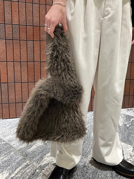 コーデュロイパンツの綺麗めコーデ