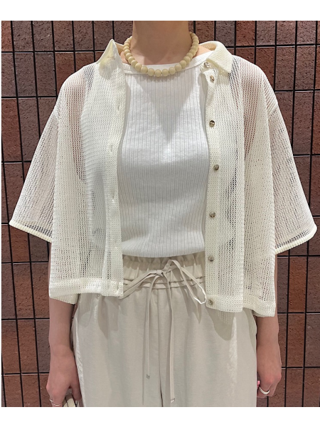 メッシュシャツのワントーンコーデ