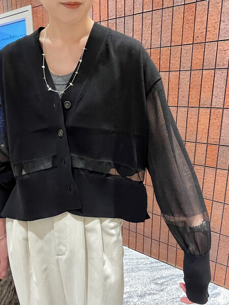 コーデュロイパンツの綺麗めコーデ